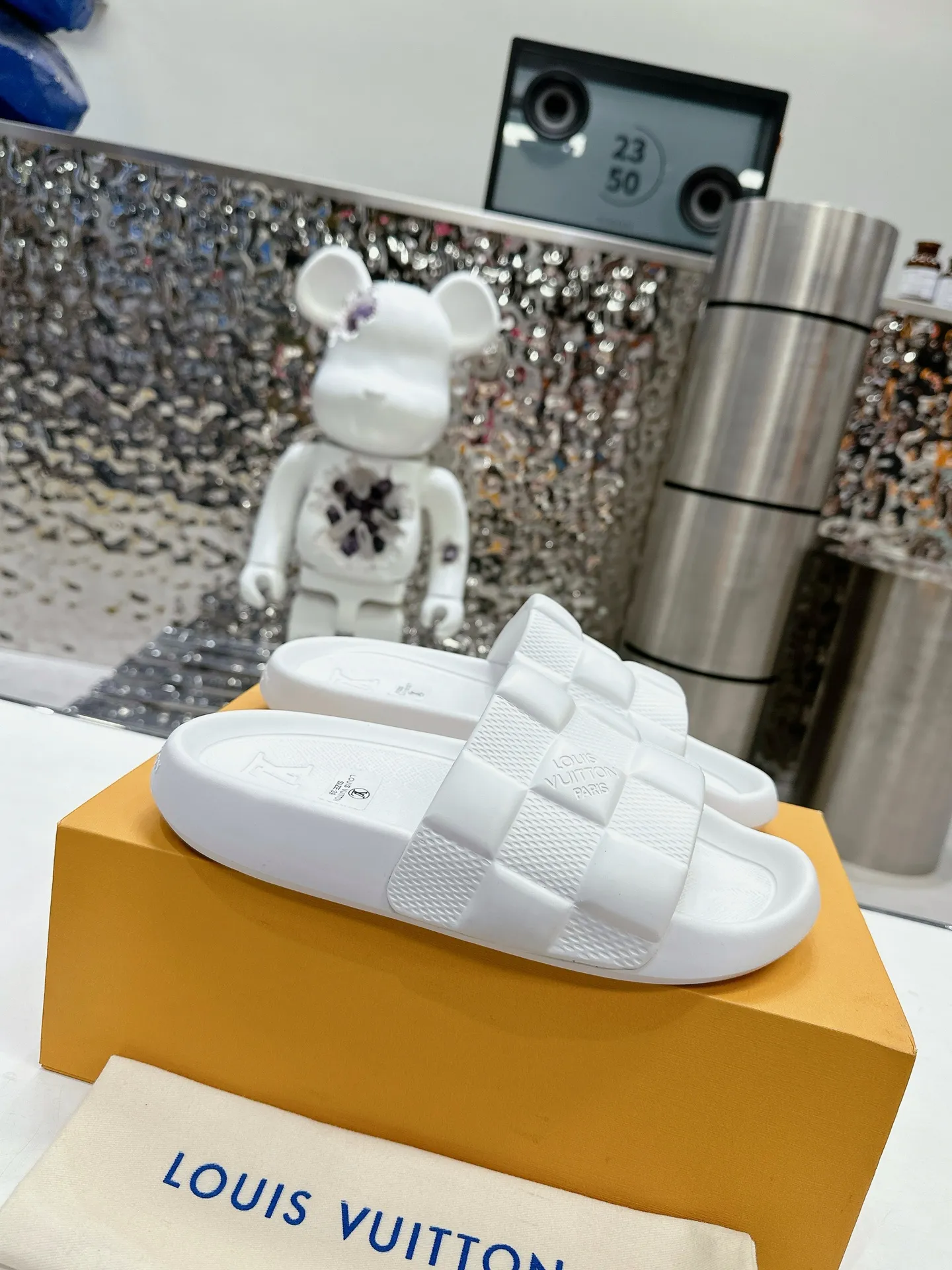 [L Home] P: 280💰 ▪️Shoe size: Women's 35-40 Men's 38-46▪️Packaging: Counter top quality~original packaging 𝟐𝟎𝟐5 Louis Vuitton counter's new embossed slippers, lv monogram embossed slippers, Waterfront sandals are back with a new look, and the upper buckle is embossed with lv's iconic Monogram pattern. Made of waterproof rubber with a comfortable and resilient insole. The lightweight, flexible outsole is embossed with the Louis Vuitton logo. ▪️Fabric: Original molded rubber foam surface ▪️Technology: embossed logo ▪️Sole: Original molded rubber foam outsole ▪️Sole thickness: 3CM.